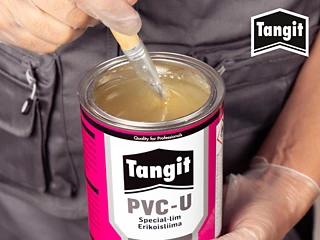 tangit-pvc-u-step-7-stir-the-product2.webp